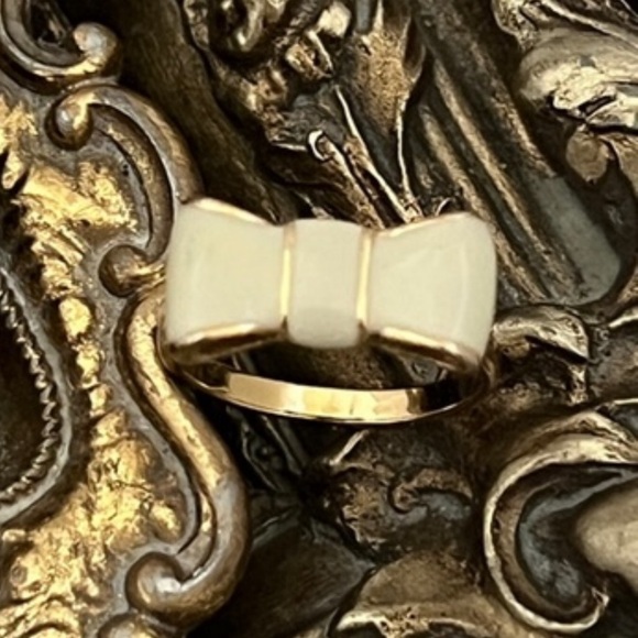 KATE SPADE • Take A Bow Bow Ring - Picture 6 of 6